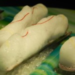 Navajas al natural con jengibre, cayena y aire de limón. Steamed razor clams with ginger, Cayenne pepper and lemon air.