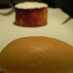 Almonds and apricot sorbet warm cake. Pastel tibio de almendras con sorbete de albaricoque.