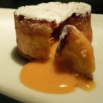 Pastel tibio de almendras. Almonds and apricot sorbet warm cake.