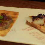 De bonito soasado con gelatina de refrito y de bacalao con néctar de tomate y polvo de aceituna negra Half roast bonito with garlic-sauce jelly and Cod with tomato nectar and black olive powder