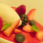 Crema de mango y maracuyá con helado de vainilla y gelatina de frutos rojos