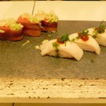 Niguiri de pez mantequilla con adobo de anticucho, y de anchoa con tomate y aguacate