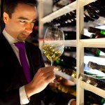 Lai Rueda liberando aromas del vino - Fotografía de Erik Molgora
